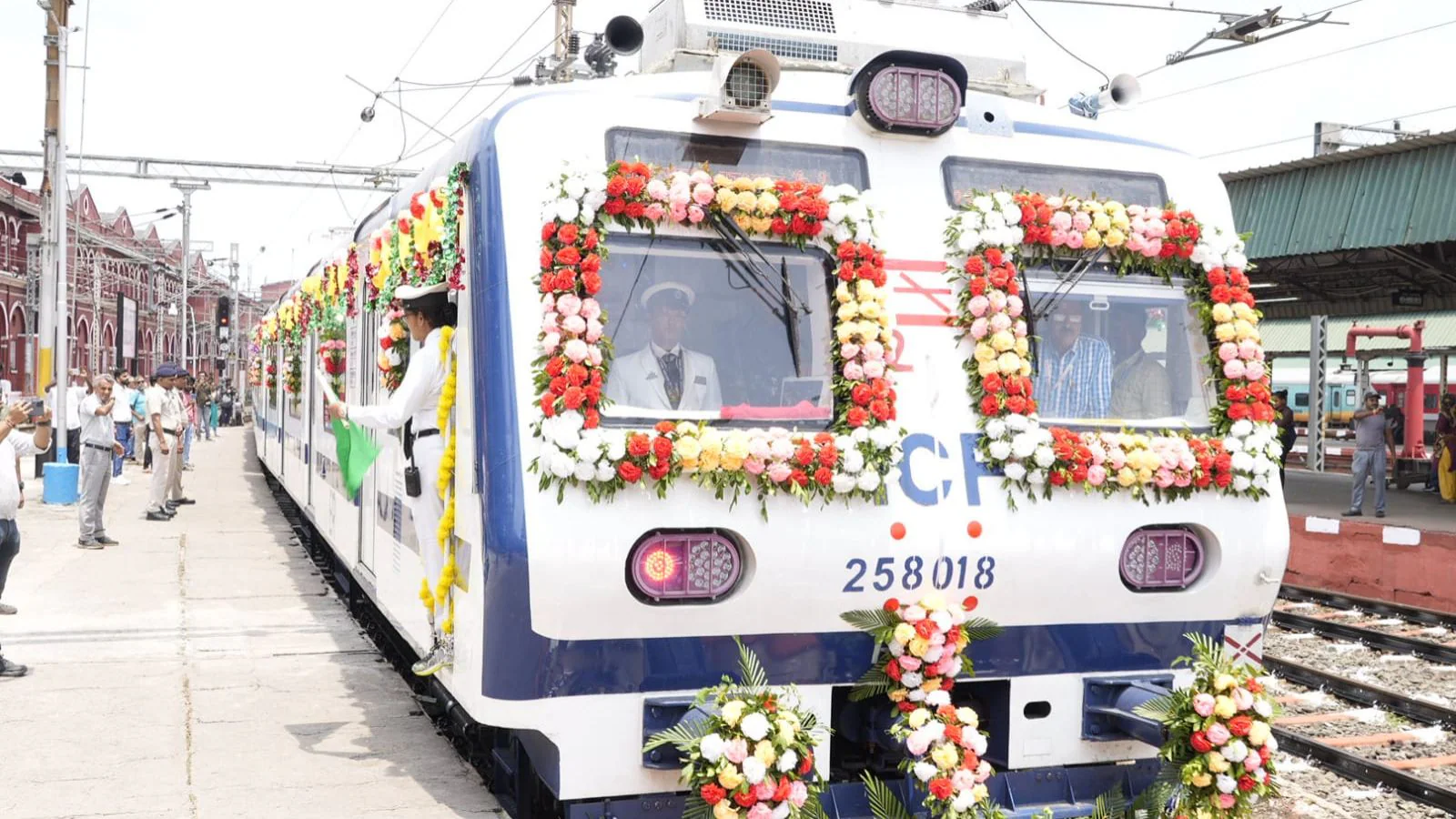 Sealdah-Ranaghat AC local to stop at 5 more stations; Diamond Harbour, Canning get special trains