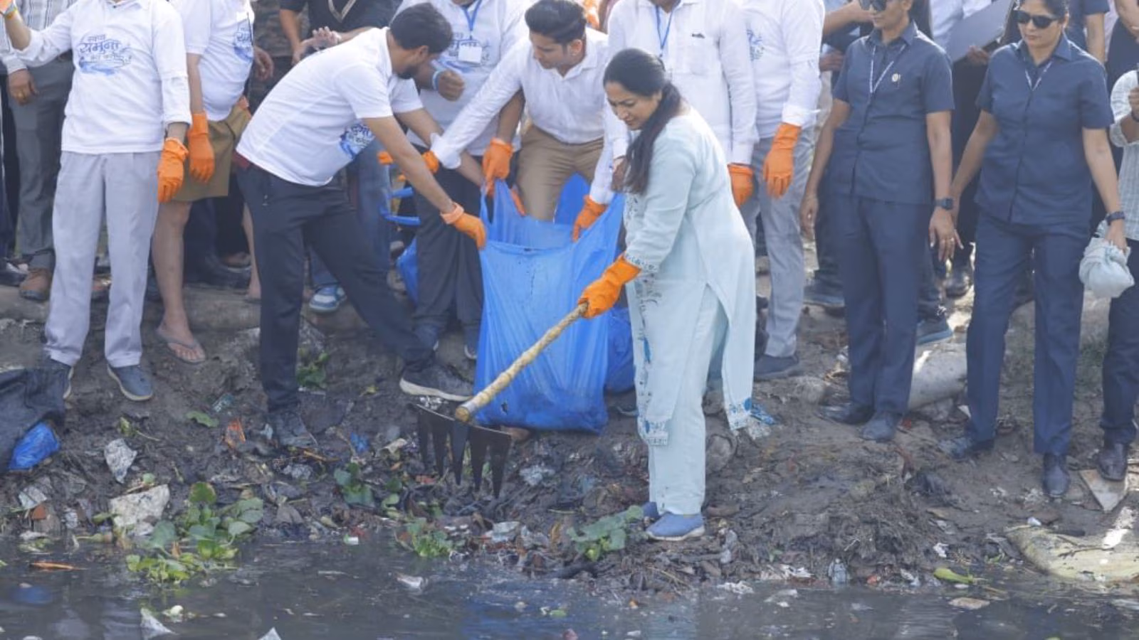 Delhi CM joins mega cleanliness drive on Yamuna riverbank, calls for public participation | Delhi News